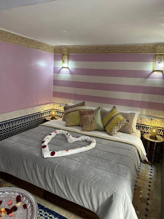 Postel nebo postele na pokoji v ubytování Riad Fes Colors & SPA - Family Lodging