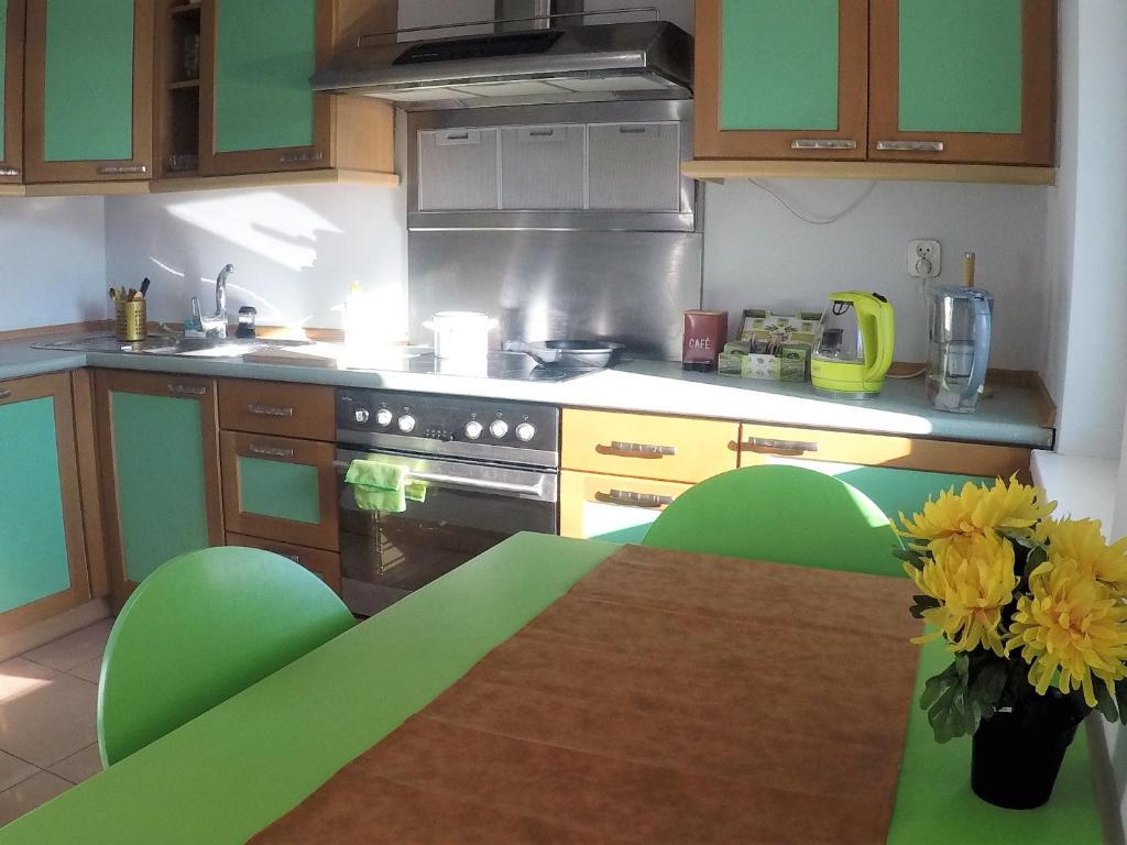 Kuchyňa alebo kuchynka v ubytovaní Sunny Studio Głogowska A2 Targi