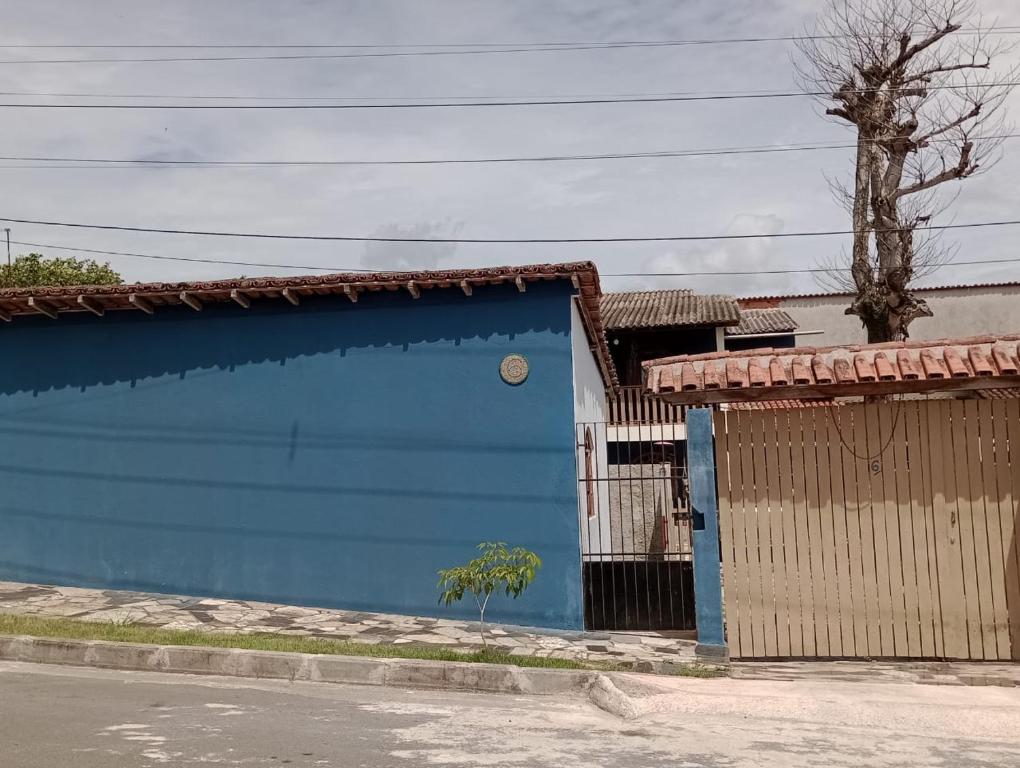 un edificio azul al lado de una calle en Kitnet Recanto do Bem-te-vi, en Jacaraípe