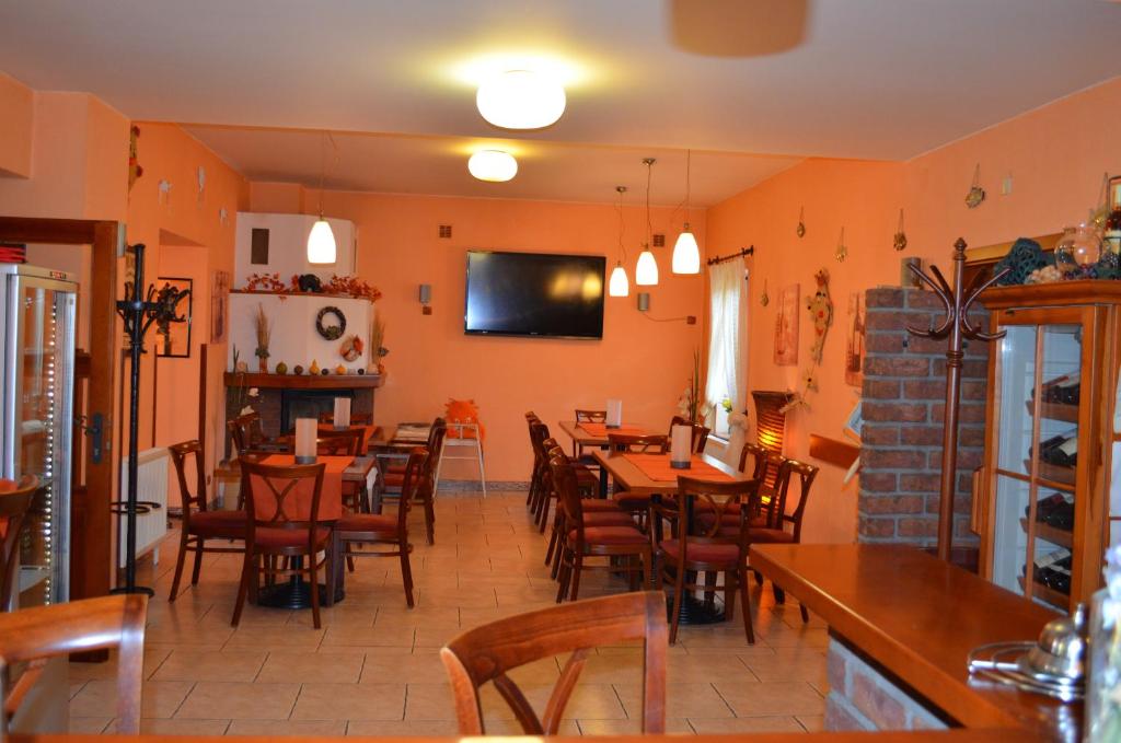 TV a/nebo společenská místnost v ubytování Hotel u Kapra