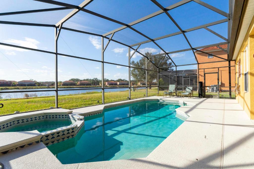 una piscina cubierta con techo de cristal en Gorgeous 4 Bedroom w/ Pool Close to Disney 920, en Kissimmee