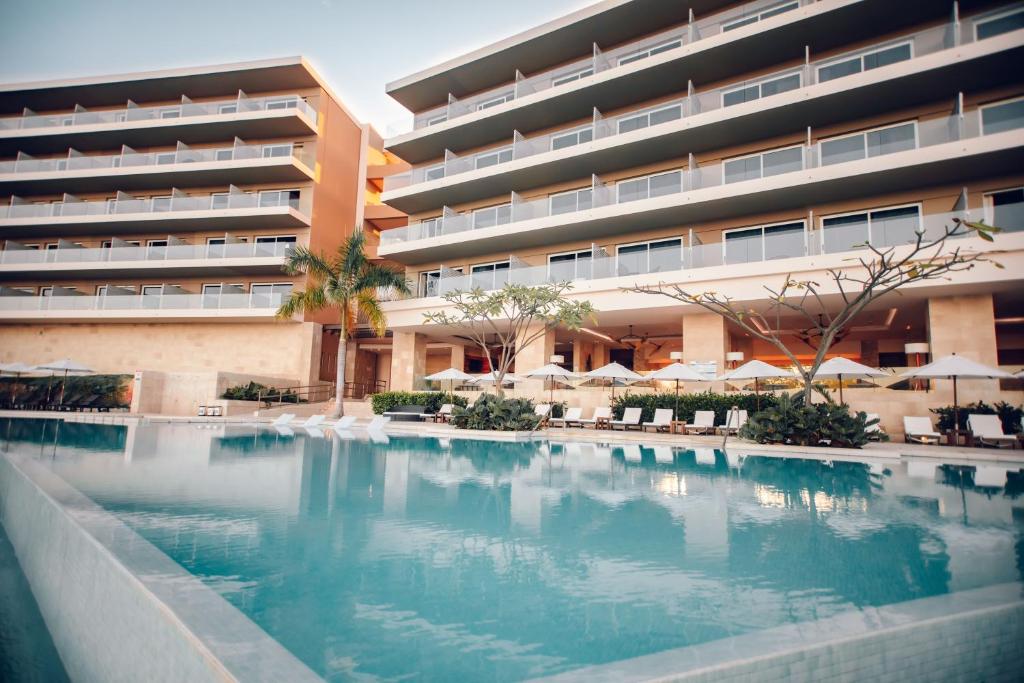 una gran piscina frente a un edificio en Wyndham Tamarindo, en Tamarindo