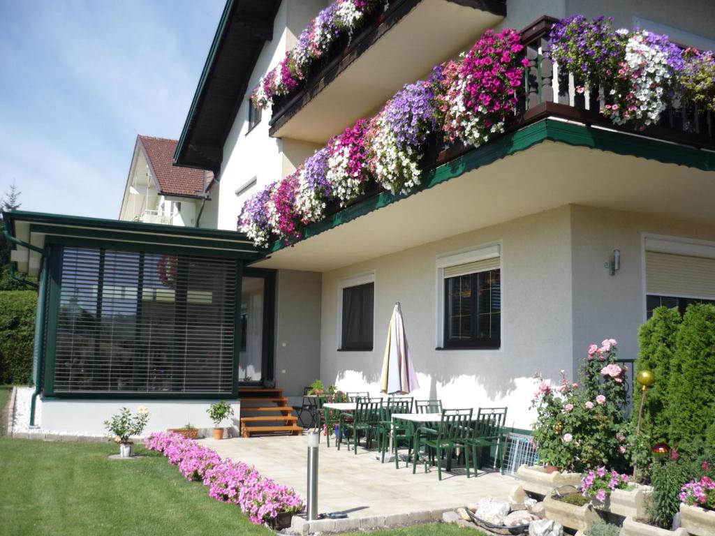 dom z kwiatami na boku w obiekcie Landhaus Lassnig w mieście Moosburg