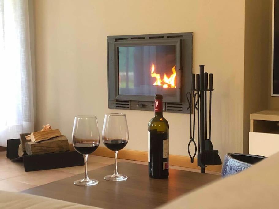 Televízia a/alebo spoločenská miestnosť v ubytovaní Yuhom, casas con alma. Xacedos 5