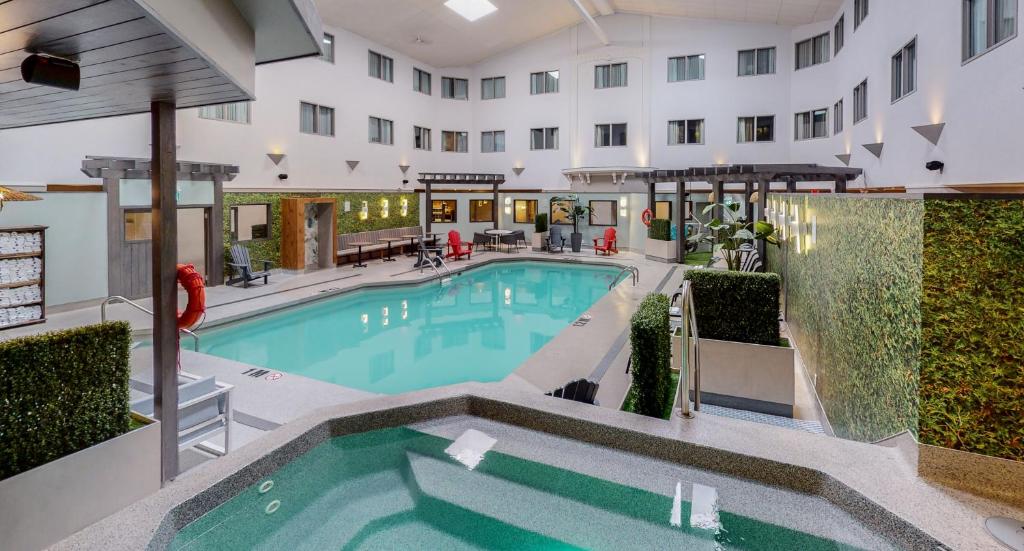 une piscine au milieu d'un bâtiment d'hôtel dans l'établissement Chateau Roberval, à Roberval