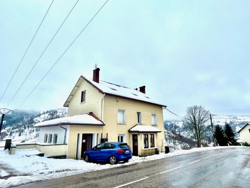 Zdjęcie z galerii obiektu Appartement situé entre La Bresse et Gérardmer - 13 minutes des pistes de ski - 2 personnes - Cuisine équipé avec Four, plaque de cuisson, lave-vaisselle, Machine à café, Raclette w mieście La Bresse
