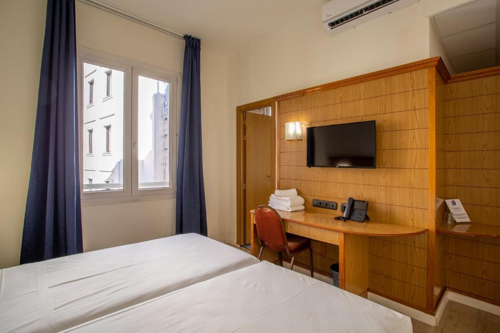 Postel nebo postele na pokoji v ubytování Negresco Gran Via