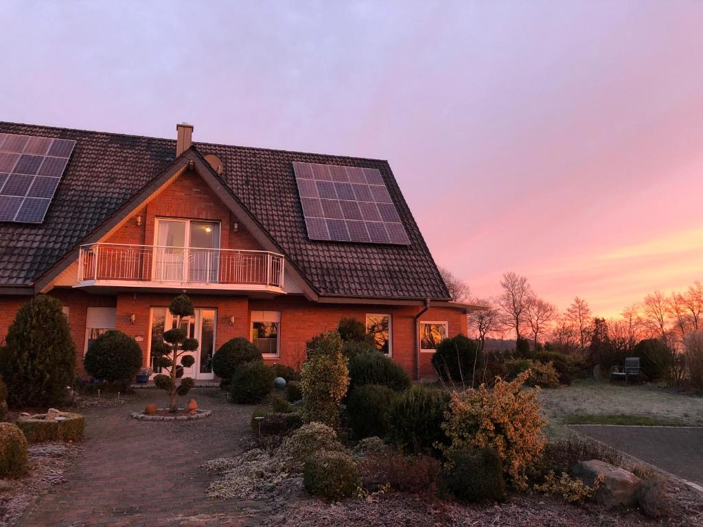 阿豪斯的住宿－Feldjahns-Ferienwohnung，屋顶上设有太阳能电池板的房子