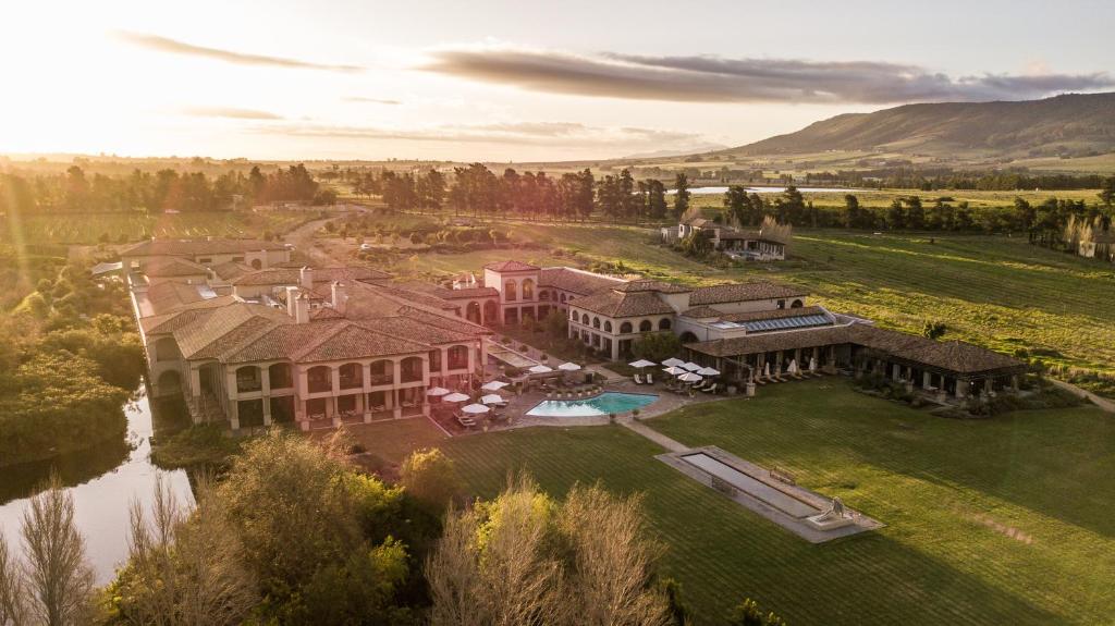 uma vista aérea de uma grande casa com um quintal em Santé Wellness Retreat & Spa em Paarl