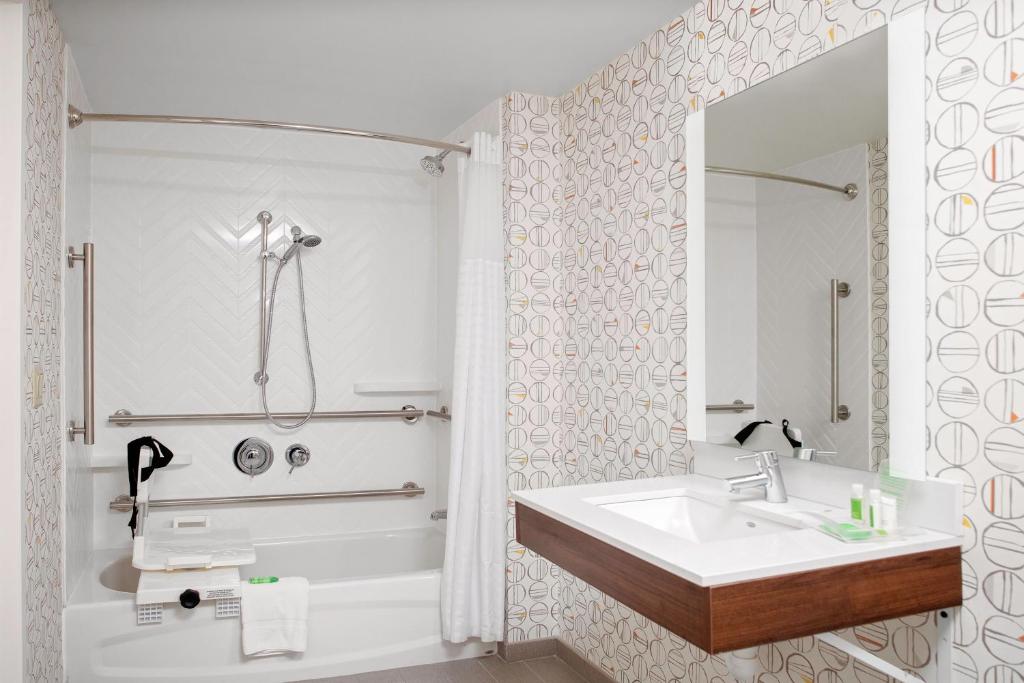 Holiday Inn & Suites Boston Peabody, an IHG Hotel - 