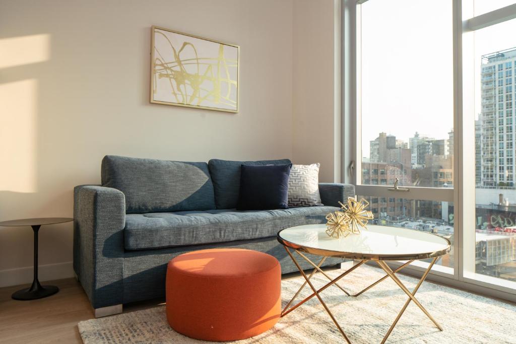 uma sala de estar com um sofá e uma mesa em Kasa River North Chicago em Chicago