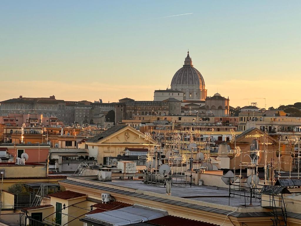 widok na miasto z kopułą w obiekcie Qg Vatican Golden House w Rzymie