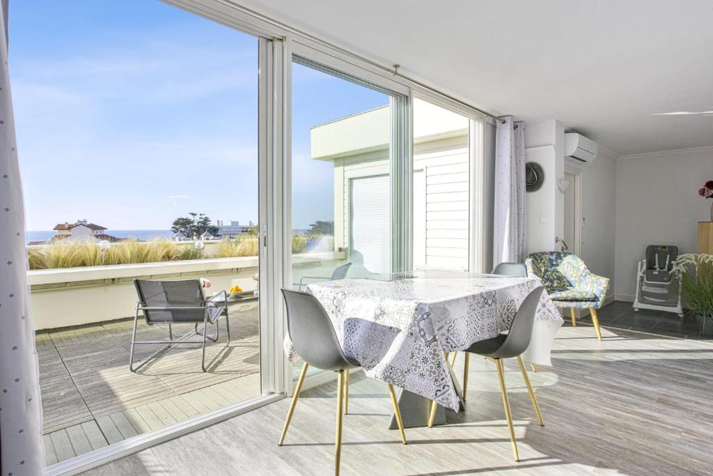 jadalnia ze stołem i widokiem na ocean w obiekcie Appartement Temerland - 4 étoiles - Welkeys w Biarritz