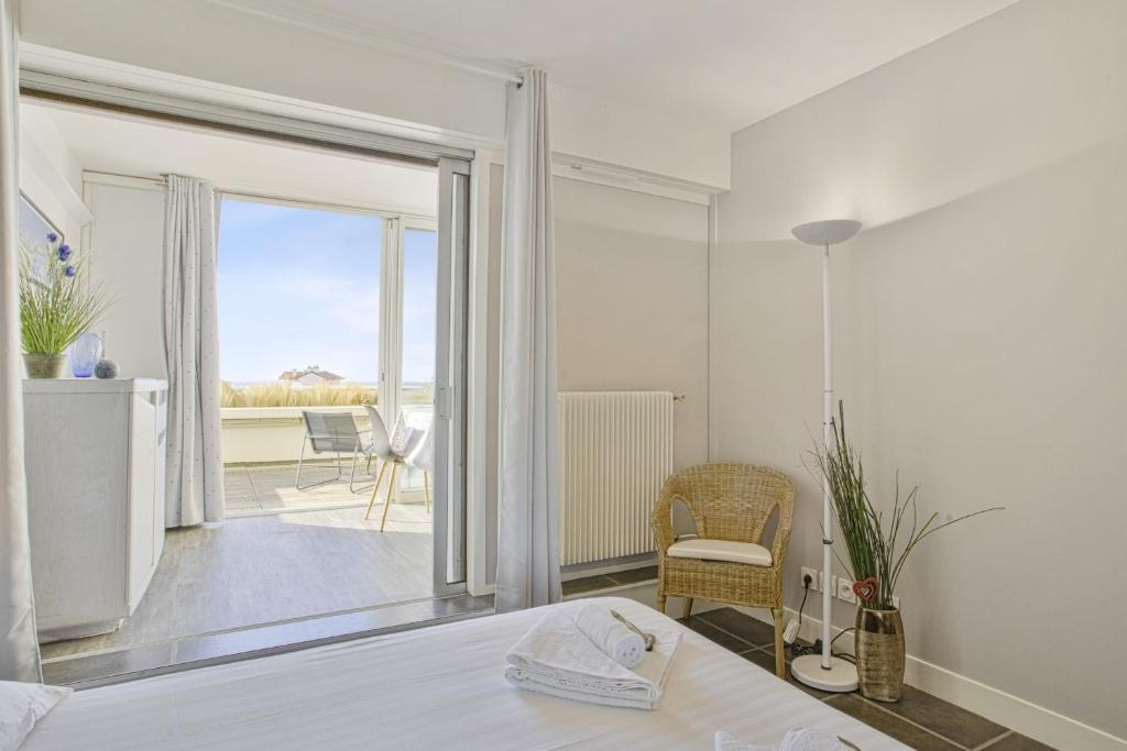 sypialnia z łóżkiem i widokiem na patio w obiekcie Appartement Temerland - 4 étoiles - Welkeys w Biarritz