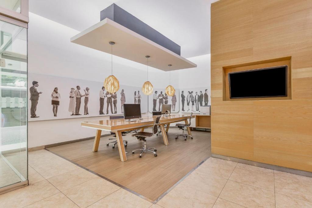 TV a/nebo společenská místnost v ubytování Fiesta Inn Guadalajara Expo