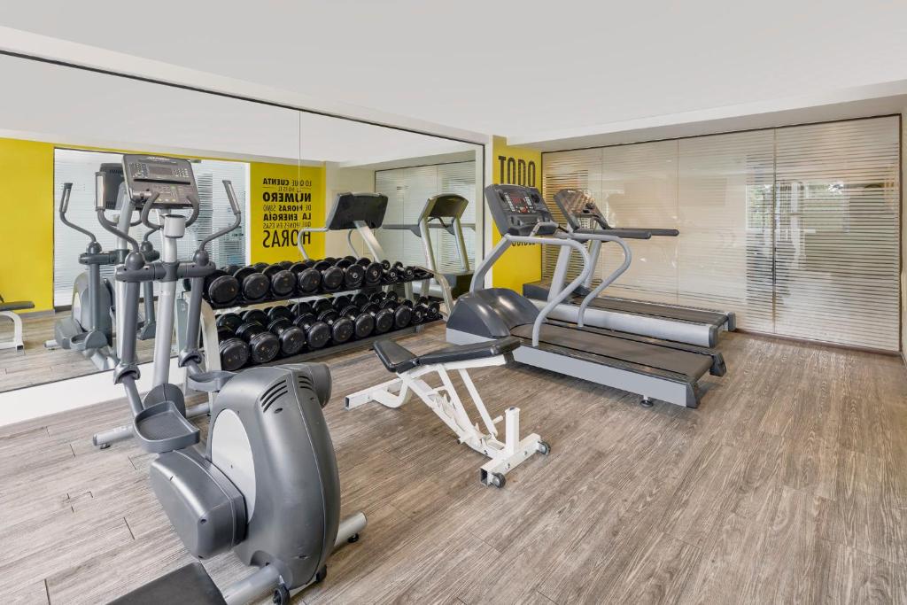 Fitness centrum a/nebo fitness zařízení v ubytování Fiesta Inn Guadalajara Expo