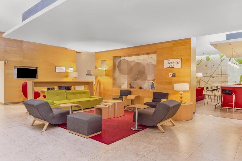 TV a/nebo společenská místnost v ubytování Fiesta Inn Guadalajara Expo