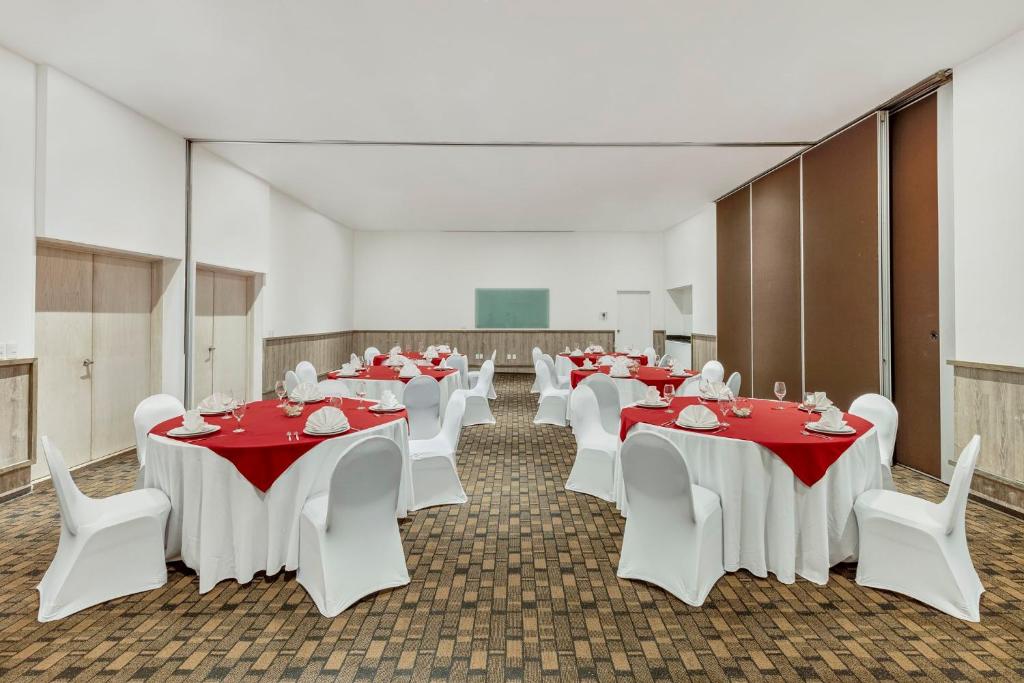 TV a/nebo společenská místnost v ubytování Fiesta Inn Guadalajara Expo