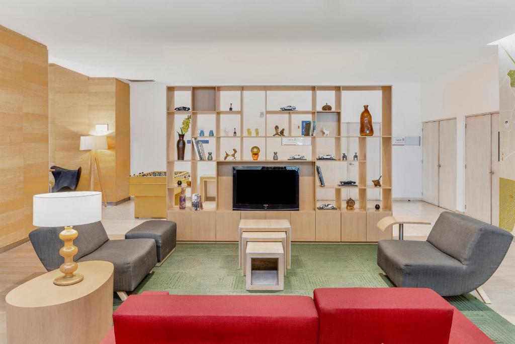 TV a/nebo společenská místnost v ubytování Fiesta Inn Guadalajara Expo