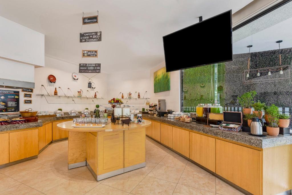 Kuchyň nebo kuchyňský kout v ubytování Fiesta Inn Guadalajara Expo