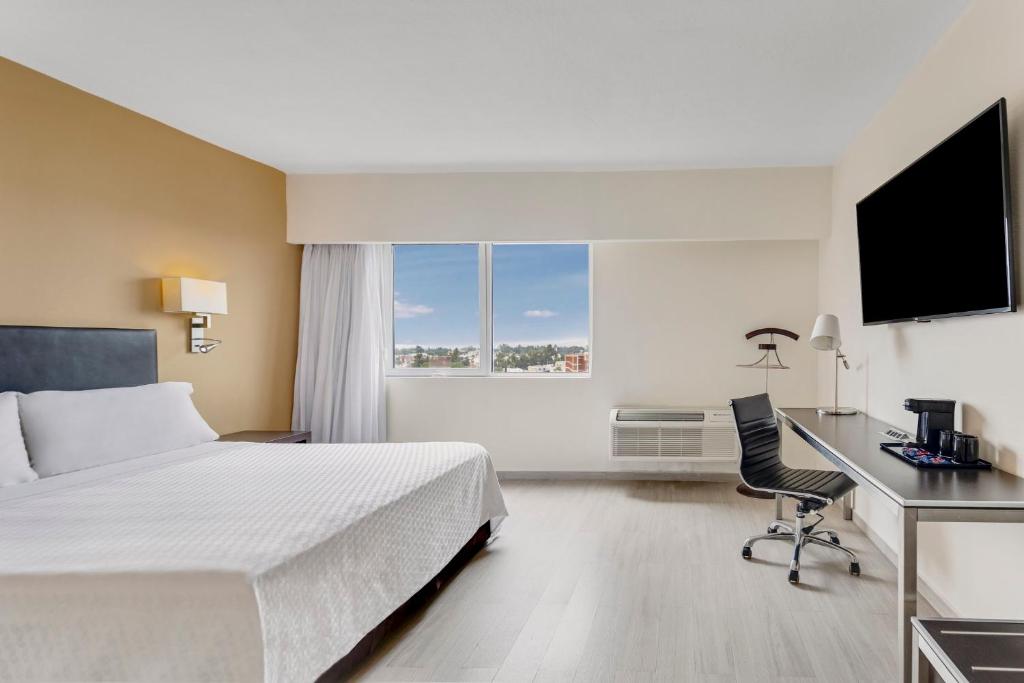 TV a/nebo společenská místnost v ubytování Fiesta Inn Guadalajara Expo