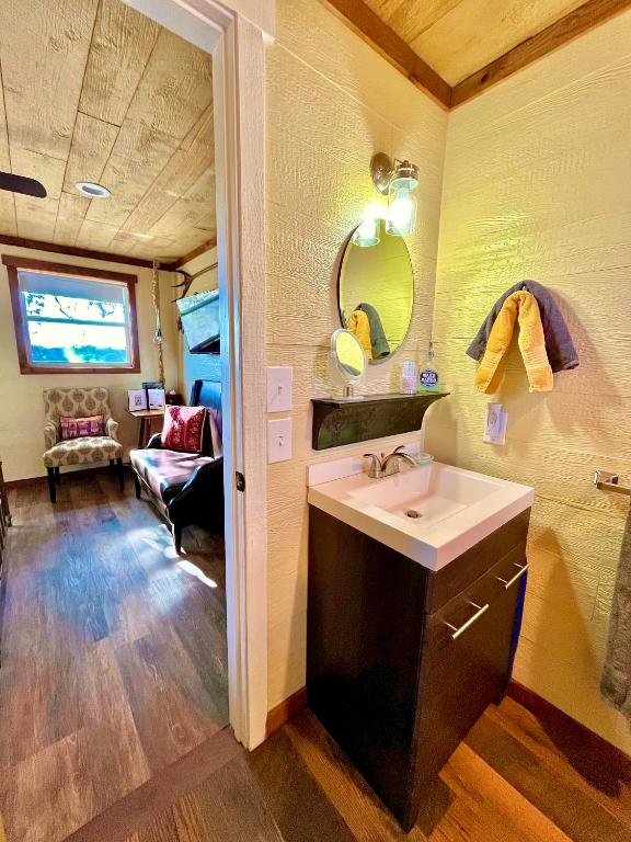 Area soggiorno di The Alexander at Creek Road