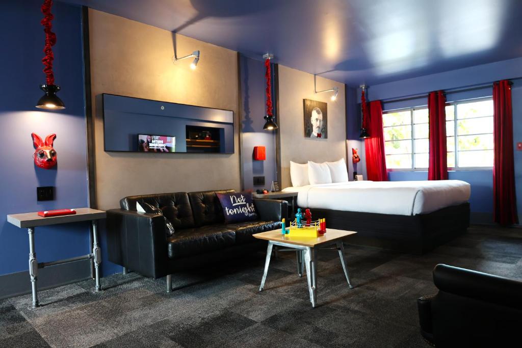 une chambre d'hôtel avec un lit et un canapé dans l'établissement Hotel Gaythering - Gay Hotel - All Adults Welcome, à Miami Beach