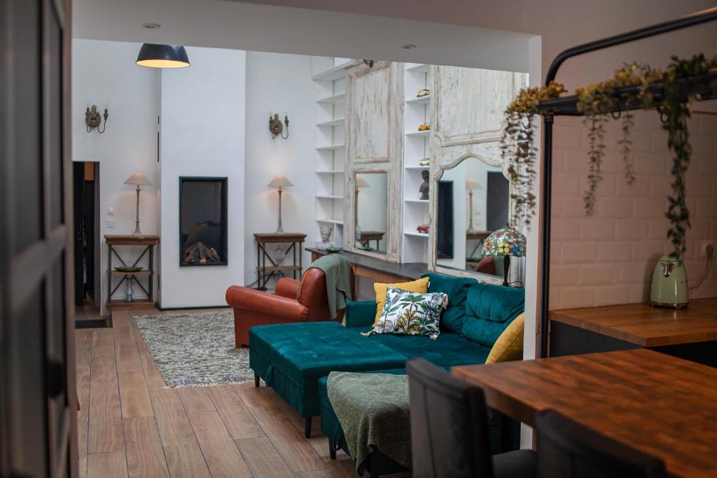 ein Wohnzimmer mit einem Sofa und einem Tisch in der Unterkunft Bienvenue Chez Nous in Bergues