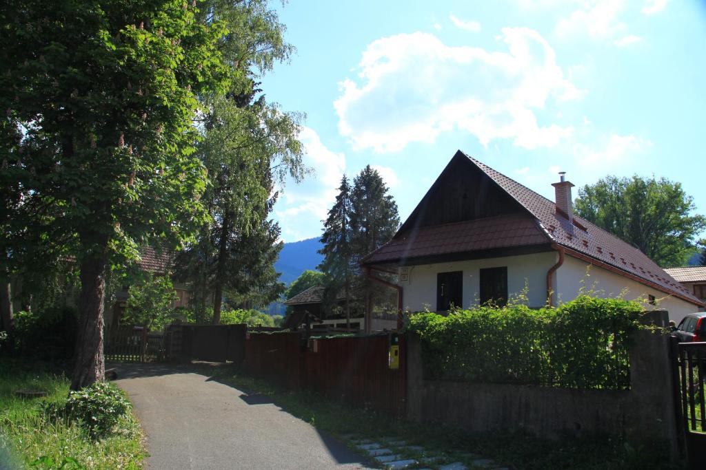 una casa con una valla al lado de una carretera en Urbársky dom, en Liptovský Ján