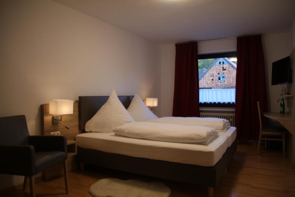 a bedroom with a bed and a window at Gasthaus Reinhardt in Alfeld