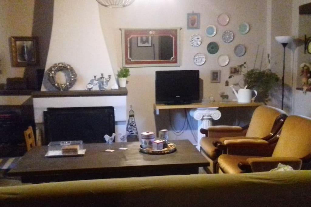 salon z kanapą, stołem i krzesłami w obiekcie D&S home oinofita w mieście Oinófita