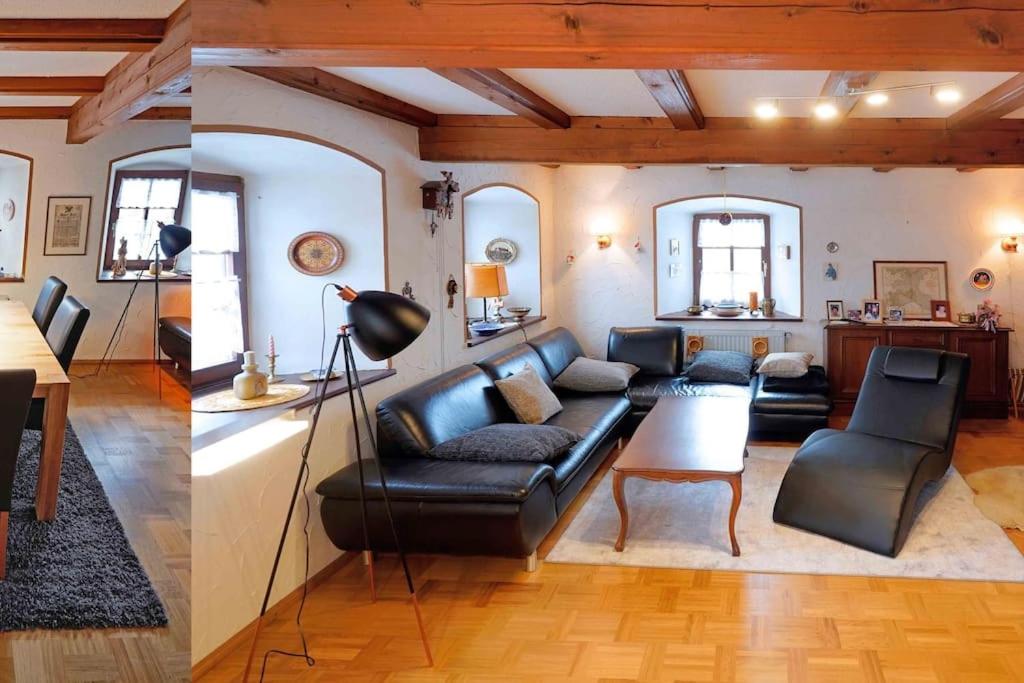 ein Wohnzimmer mit einem Sofa und einem Tisch in der Unterkunft Denkmalgeschützter Bauernhof in Schauenstein