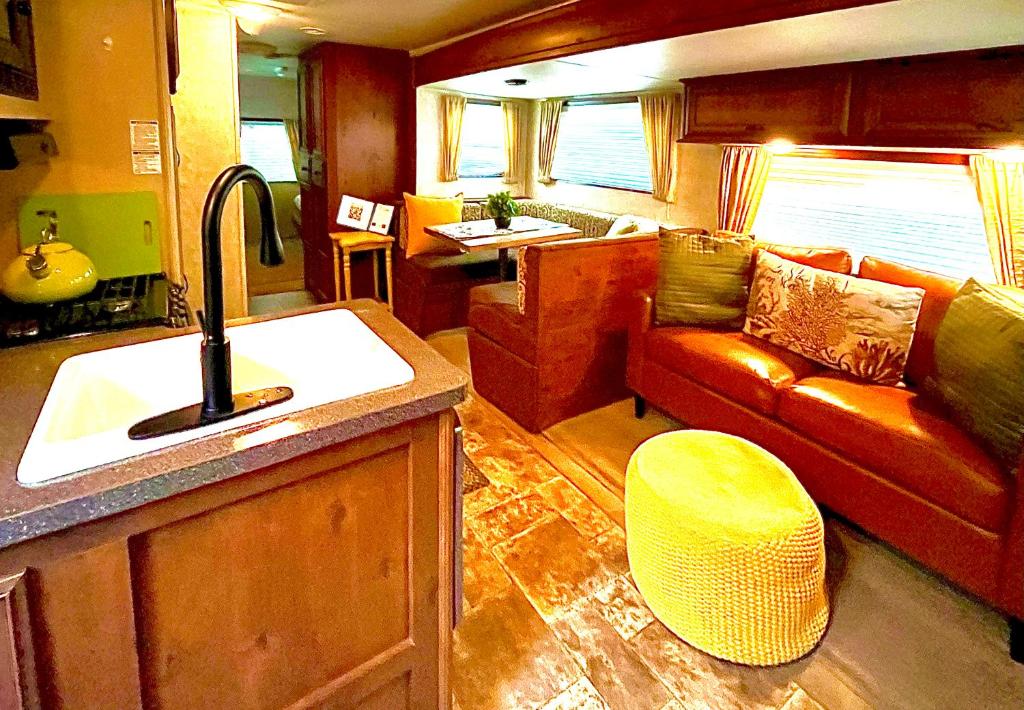 The Alexander at Creek Road - Caravana