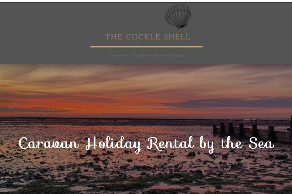 een spandoek voor de kust schelp caracon vakantiewoning aan zee bij The Cockle Shell Caravan, Seaview Holiday Park, Whitstable in Whitstable