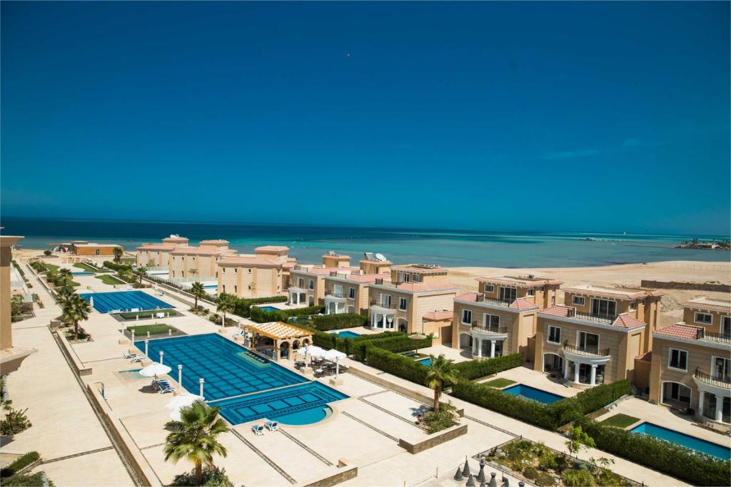 - une vue aérienne sur un complexe avec une plage dans l'établissement Selena Bay Resort - Luxury 2 Bed Apt with Private Beach, à Hurghada