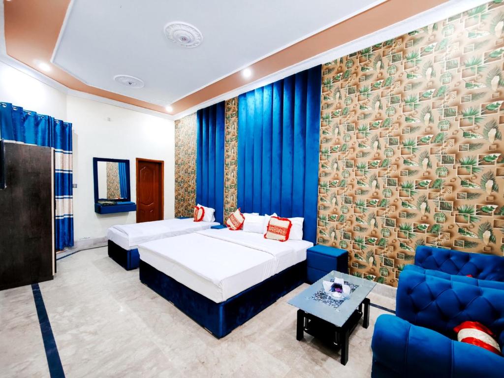 木爾坦的住宿－Hotel A-One，酒店客房,设有两张床和一张沙发