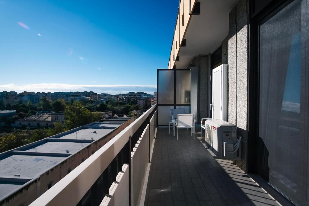 balkon z widokiem na miasto w obiekcie Rossani Suites&Aparts w mieście Bari