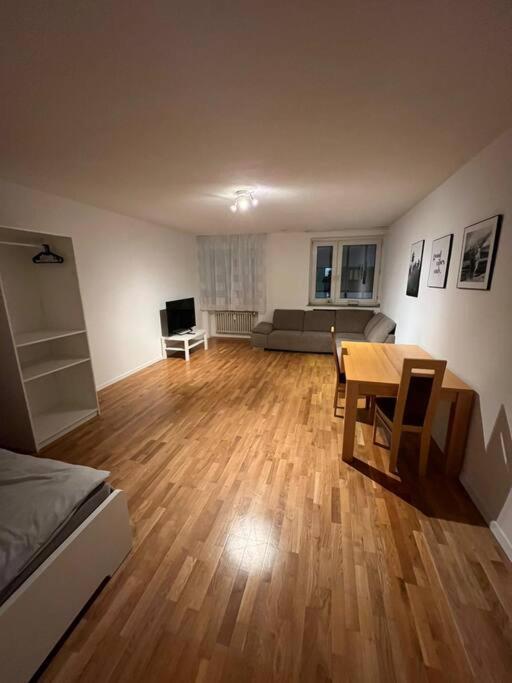 ein Wohnzimmer mit einem Tisch und einem Sofa in der Unterkunft Zentral gelegene Apartments in Gelsenkirchen für bis zu 5 Personen in Gelsenkirchen