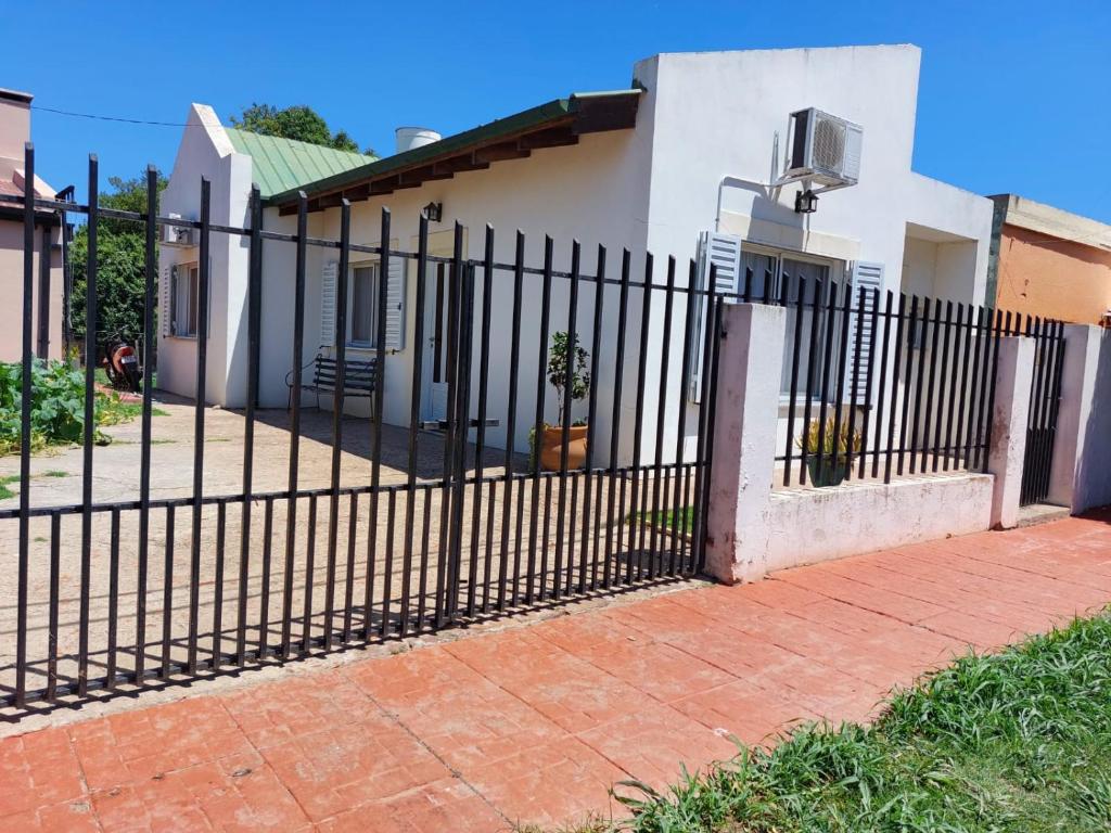 una cerca negra frente a una casa en La Porota en Ramallo