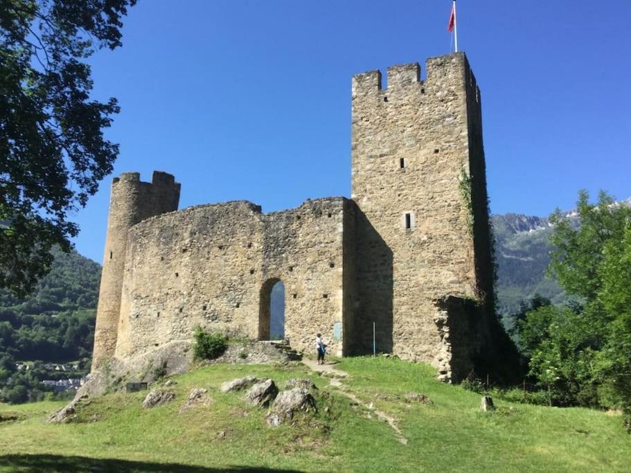 un castillo en la cima de una colina en Appartement Clos du Bastan avec piscine, en Luz-Saint-Sauveur