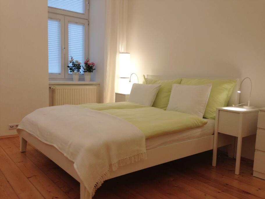 1 cama con sábanas y almohadas amarillas en una habitación en Danube Art Apartments, en Viena