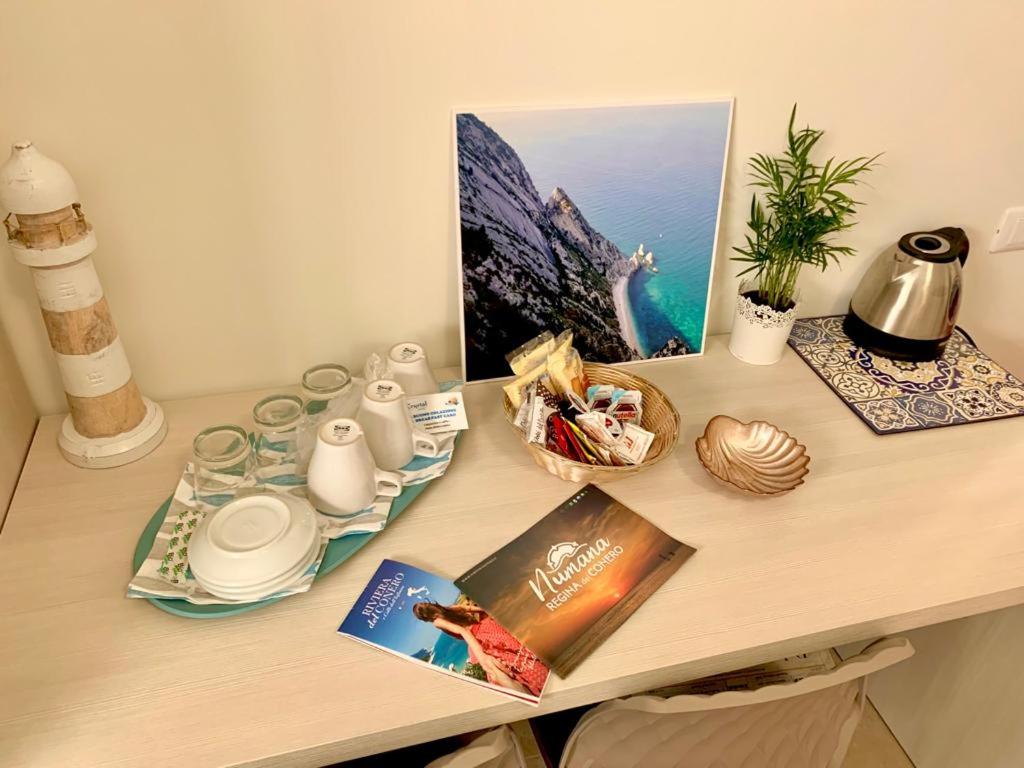 Příslušenství pro přípravu čaje a kávy v ubytování Crystal Camere
