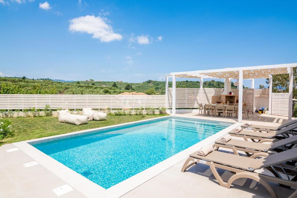 Bazén v ubytovaní Spartakos Luxury Villa 4 alebo v jeho blízkosti