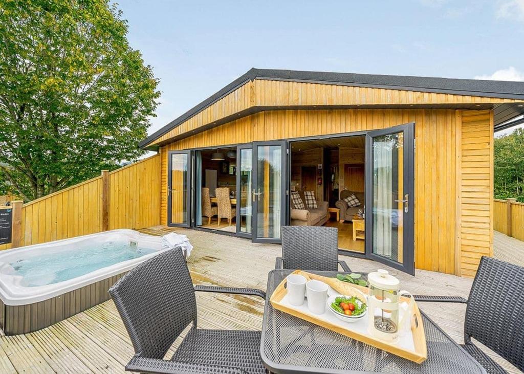 a backyard with a hot tub and a table and chairs at Ashlea Pools Lodges in Broome