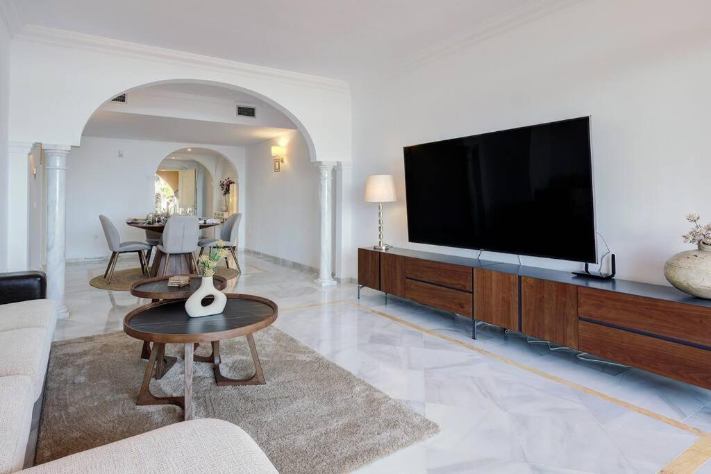 Fotografie z fotogalerie ubytování Stunning 2 Bedroom Apartment in Magna Marbella v destinaci Marbella