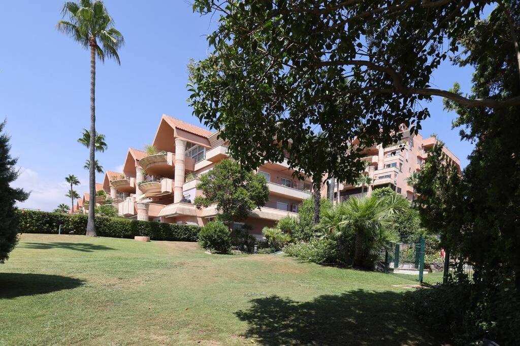Fotografie z fotogalerie ubytování Stunning 2 Bedroom Apartment in Magna Marbella v destinaci Marbella