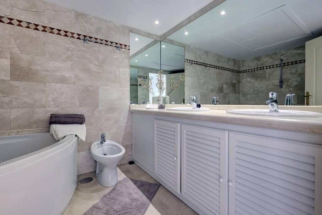 Fotografie z fotogalerie ubytování Stunning 2 Bedroom Apartment in Magna Marbella v destinaci Marbella