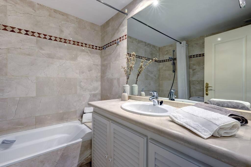 Fotografie z fotogalerie ubytování Stunning 2 Bedroom Apartment in Magna Marbella v destinaci Marbella
