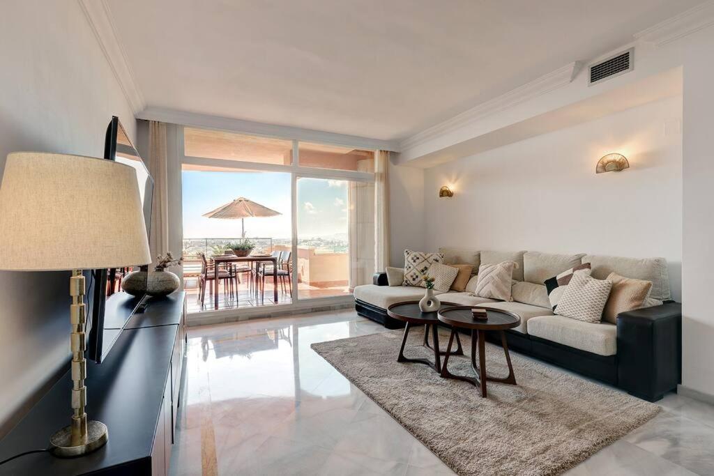 Fotografie z fotogalerie ubytování Stunning 2 Bedroom Apartment in Magna Marbella v destinaci Marbella