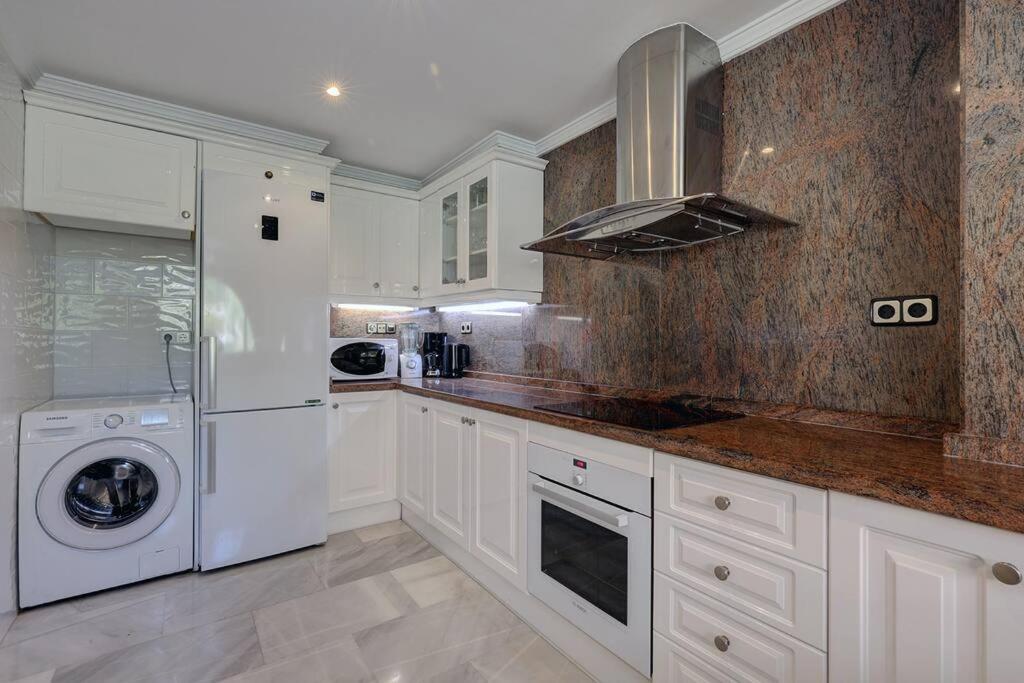 Fotografie z fotogalerie ubytování Stunning 2 Bedroom Apartment in Magna Marbella v destinaci Marbella
